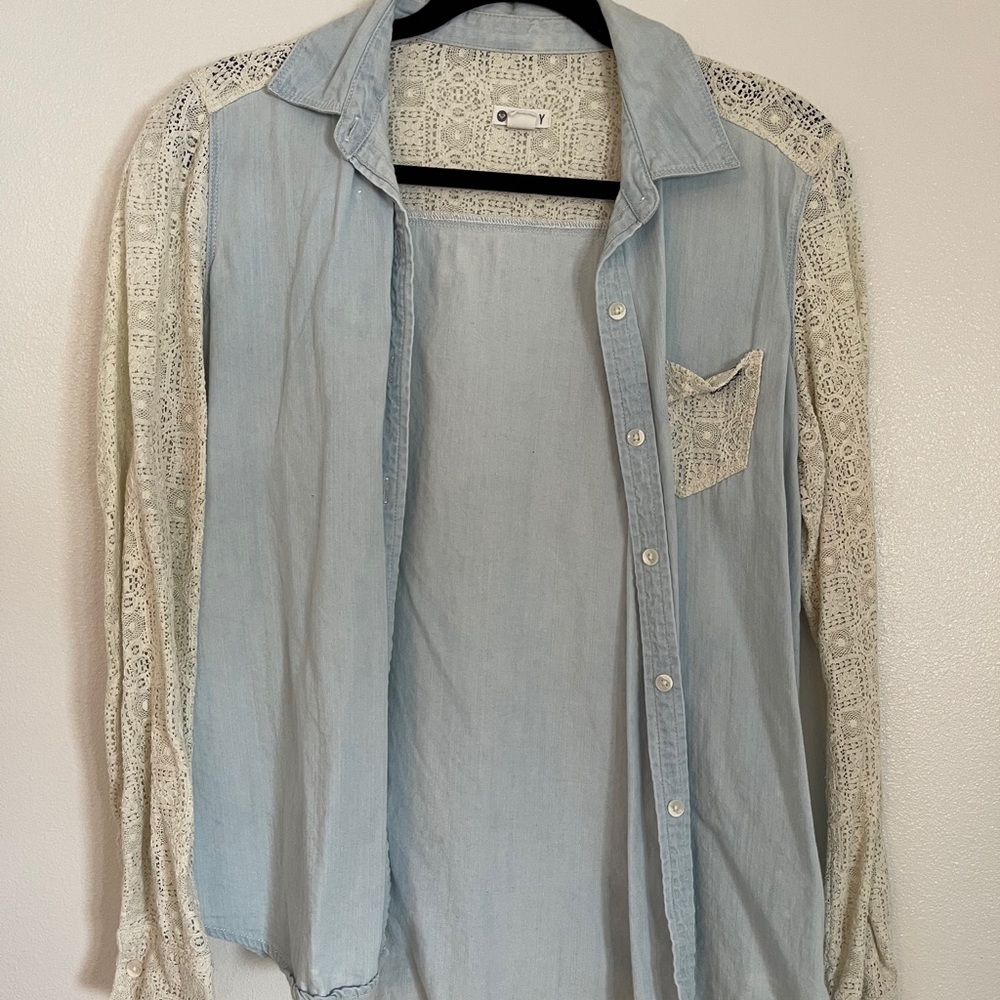 BUTTON UP SHIRT WITH LACE SLEEVES